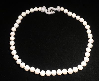 un collier de perles blanches sur fond noir