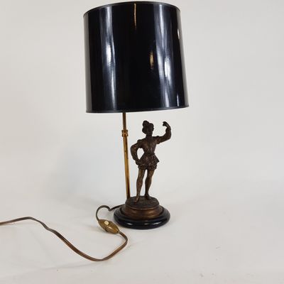 lampe de table en laiton avec un abat-jour noir sur fond blanc