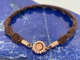 un gros plan d'un bracelet orné d'une fleur