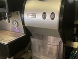 une machine à café posée sur un comptoir dans une cuisine