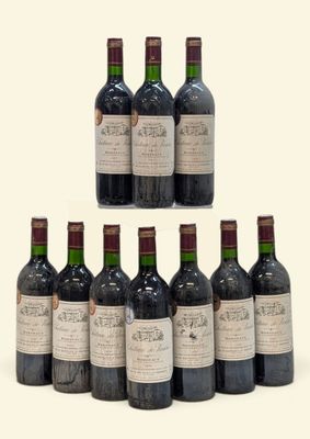 plusieurs bouteilles de vin sont alignées sur une surface blanche