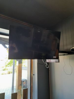 une télévision à écran plat suspendue au plafond dans le salon