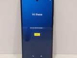 un gros plan d'un téléphone portable posé sur une table, sur fond blanc