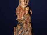 une statue en bois représentant une femme tenant un enfant sur ses genoux