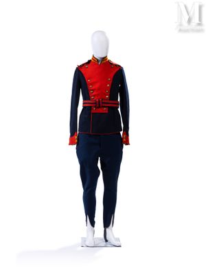 l'uniforme d'un homme vêtu d'un uniforme rouge et bleu