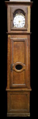 Horloge de parquet à coffre en bois fruitier.