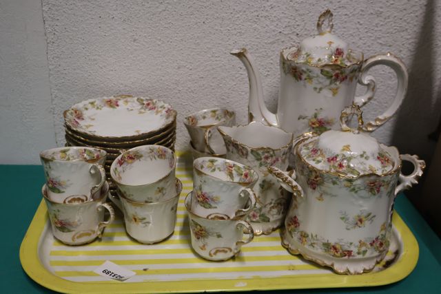 Partie de service à café en porcelaine de Limoges à décor chantou...
