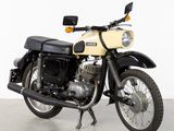une moto garée dans une pièce