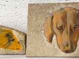 tableau représentant un chien marron et un chien jaune sur un mur blanc