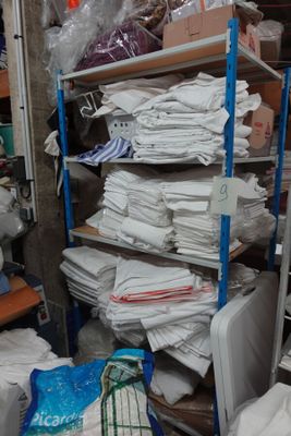 une pièce remplie d'une multitude d'objets disposés sur les étagères