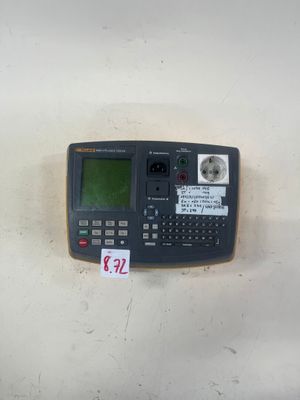 un téléphone portable posé sur une table