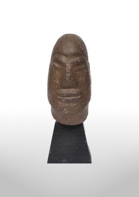 sculpture représentant un visage sur un socle noir