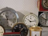 many different types of clocks sitting on a table