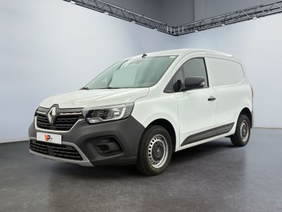 La camionnette blanche est garée dans une grande pièce.