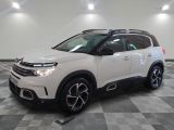 Le nouveau SUV Citroën est garé dans le showroom.