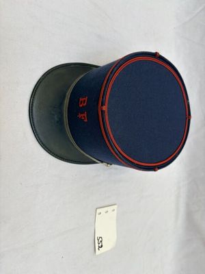 un chapeau posé sur une table