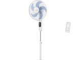 un ventilateur posé sur un support à côté d'une télécommande