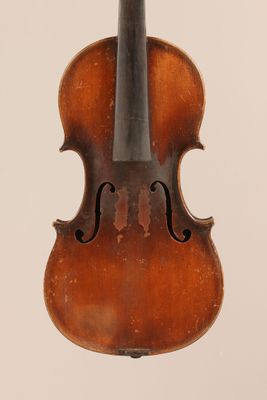 un vieux violon avec un archet accroché à son dos