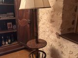 une lampe posée sur une table dans une pièce