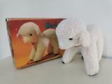 une peluche blanche posée à côté d'une boîte