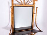 un miroir posé sur une étagère, avec une étagère en dessous