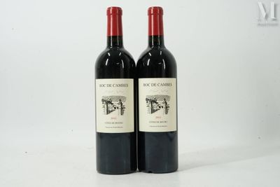 deux bouteilles de vin posées l'une à côté de l'autre sur une table