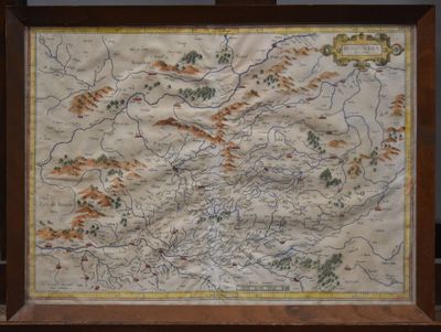 une vieille carte représentant une chaîne de montagnes, dans un cadre en bois