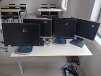 4 écrans HP (3 cordons d'alimentations manquants)