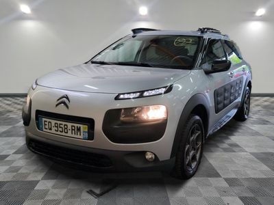 une voiture argentée garée dans une pièce