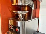 une machine posée sur le comptoir d'une cuisine