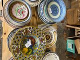de nombreuses assiettes et bols posés sur une table