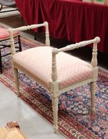 Tabouret en bois laqué cerusé.