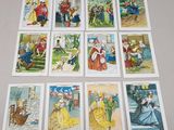 neuf cartes représentant des personnes, posées sur une table