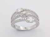 gros plan d'une bague en diamant sur fond blanc