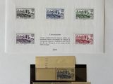 une photo d'une collection de timbres sur un mur