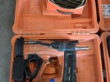 deux boîtes orange posées par terre, contenant des outils