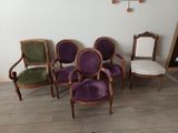several chairs are lined up against a wall in a room