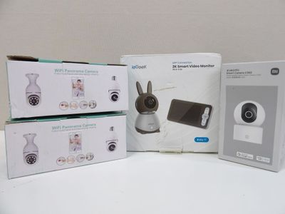 trois boîtes de babyphones posées sur une table blanche