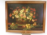 un tableau représentant des fleurs et des fruits dans un panier, posé sur un chevalet