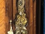 une horloge de parquet posée à côté d'un buffet dans une pièce