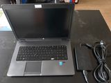 un ordinateur portable posé sur une table avec un chargeur