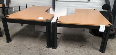 deux bureaux placés l'un à côté de l'autre
