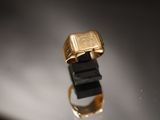 une bague en or sertie d'une pierre noire