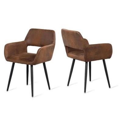 deux chaises marron placées l'une à côté de l'autre sur une surface blanche
