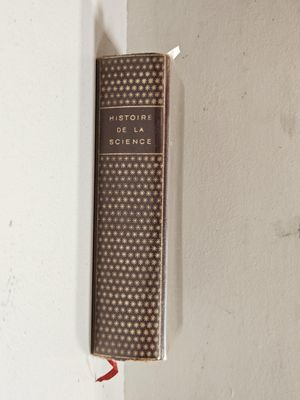 un livre accroché au mur