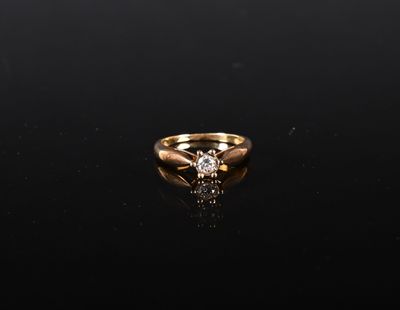 une bague en or sertie d'un diamant sur un fond noir
