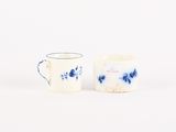 une paire de tasses en porcelaine bleue et blanche sur fond blanc