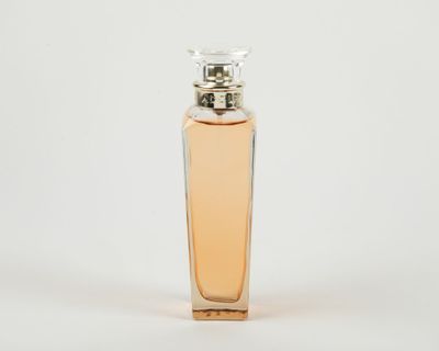 un flacon de parfum posé sur une surface blanche