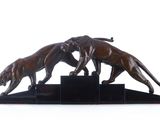 une statue représentant un groupe de lions sur un socle