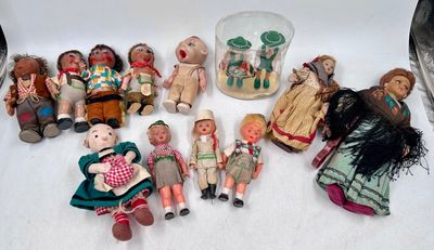 306 / CH-C2 / Lot de 13 petites figurines et poupées e… - Photo 1